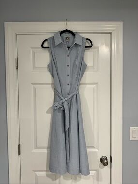 anne klein denim dress Size 2 - 98% Cotton, 2% A split neck frames the face and gives the neckline a relaxed Anne Klein Knee Length Dresses